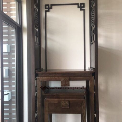 Bàn thờ kích thước 61x89 kết hợp với vách ngăn cho không gian nhỏ gọn