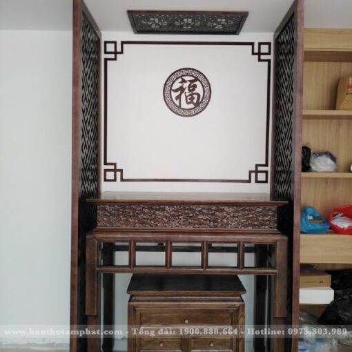 Bàn thờ và vách ngăn được hoàn thiện kỹ từ gỗ tới nước sơn