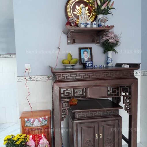 Bàn thờ Phật thường được trang trí hoạt tiết đèn sen