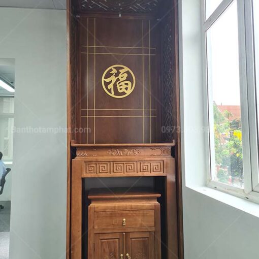 Bàn thờ kết hợp vách ngăn tạo nên không gian ấm cúng