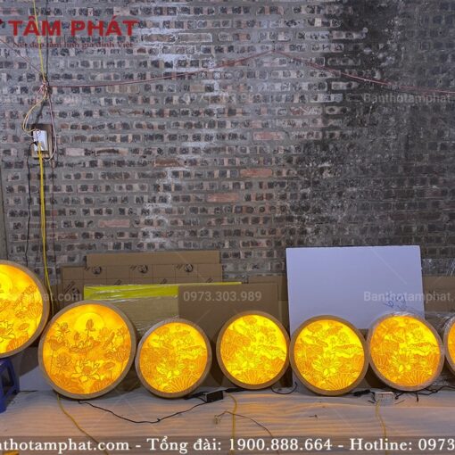 Tranh trúc chỉ sen được sử dụng nhiều trong trang trí bán thờ