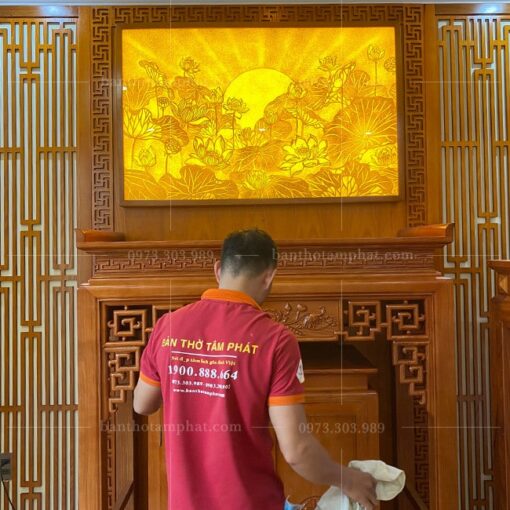 Bàn thờ Phật trang trí tranh trúc chỉ hoa sen