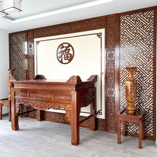 Phòng thờ được chạm đục hoa văn độc đáo