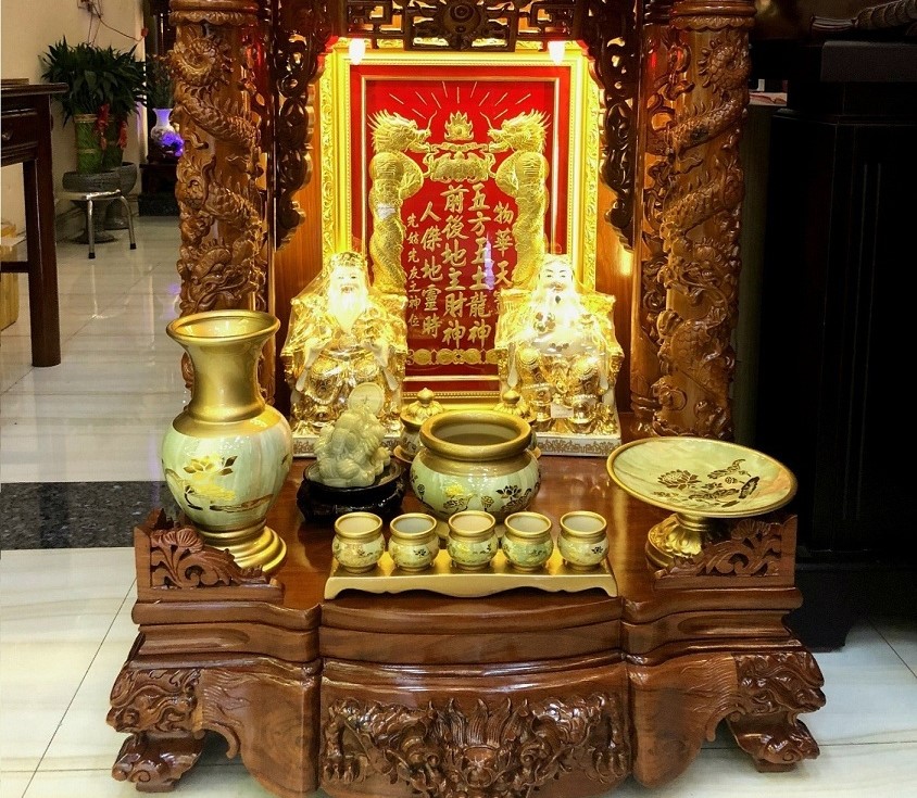 Đặt Ông Cóc trên bàn thờ Ông Địa 