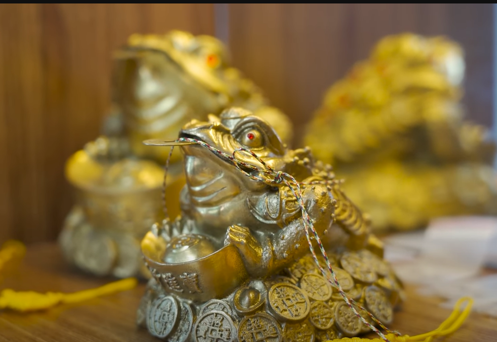 có nên đặt ông cóc trên bàn thờ ông địa