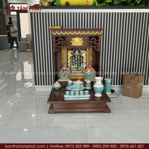 Bàn thờ Ông Địa chạm hình hoa sen