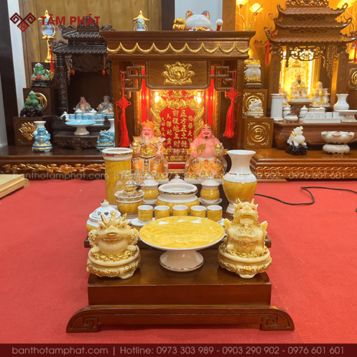 Bàn thờ Ông Địa kết hợp tượng và đồ thờ màu vàng