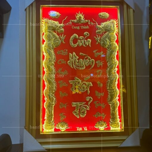 Bài vị cửu huyền thất tổ chữ nổi dát vàng.