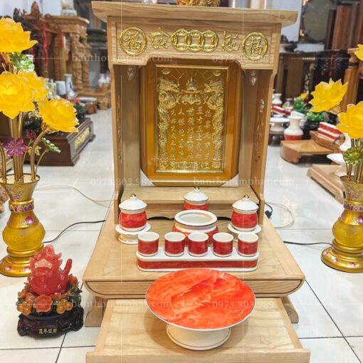Bài vị BV-011 đặc trưng với nền màu vàng, chữ đắp nổi dát vàng đẹp.