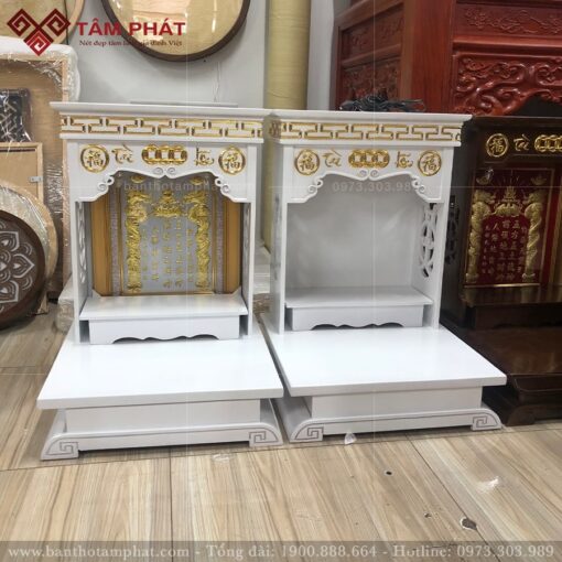 Đặt cân đối phía sau bàn thờ Thần Tài Ông Địa.