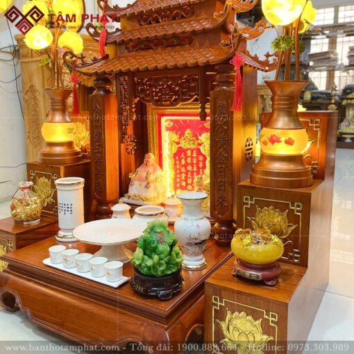 Tỏa ánh sáng hiện rõ các họa tiết dát vàng tinh tế.