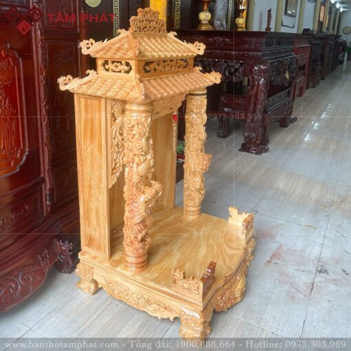 Nổi bật với phần cột rồng và các họa tiết chạm khắc đồ sộ, sắc nét.
