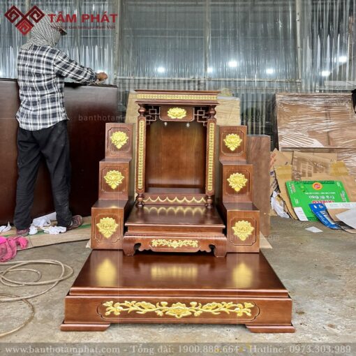 Hoàn thiện bộ bàn thờ BTT-3368 tỉ mỉ, sắc nét.