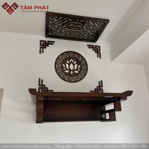 Bàn thờ treo tường thờ Phật có thể trang trí ốp hoa sen.