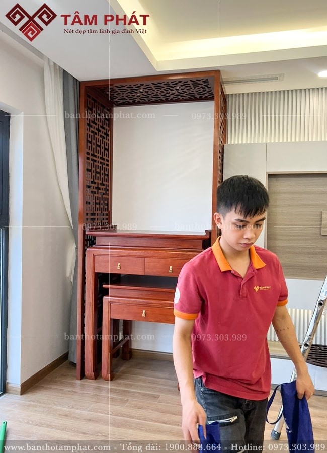 Mẫu bàn thờ đứng đơn giản với các ngăn kéo tiện lợi. 