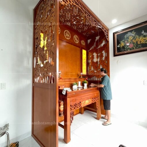 Vách ngăn và ốp hậu tăng tính thẩm mỹ cho không gian thờ.