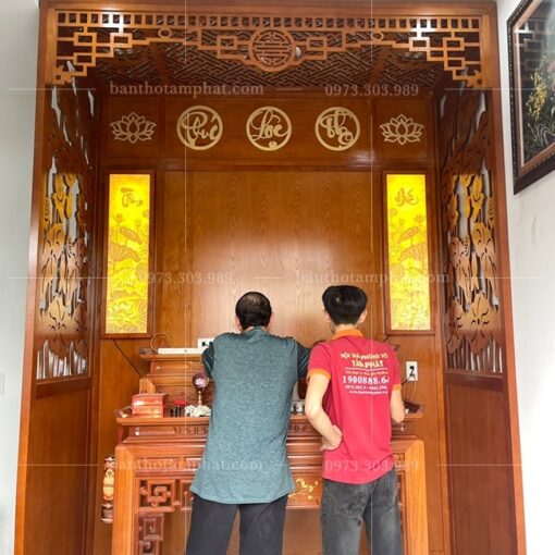 Phòng thờ BT-1578 trang trí tranh trúc chỉ phía sau tạo nên không gian thờ ấm cúng, trang nghiêm nhất.