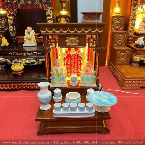 Thiết kế bàn thờ Thần Tài đơn giản hiện đại, nổi bật với họa tiết hoa sen dát vàng chính giữa.