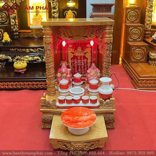 Cột rồng chạm khắc tinh tế, trang nghiêm.