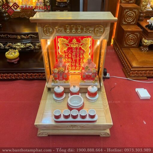 Diềm mái chạm khắc chữ Tài Lộc và các họa tiết đồng tiền, chữ Phúc hán mang nhiều ý nghĩa tốt đẹp.