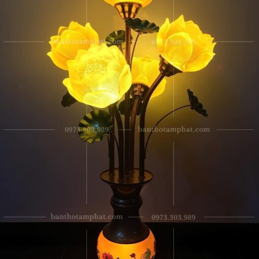 Đèn thờ sang trọng phù hợp cho mọi bàn thờ gia đình.