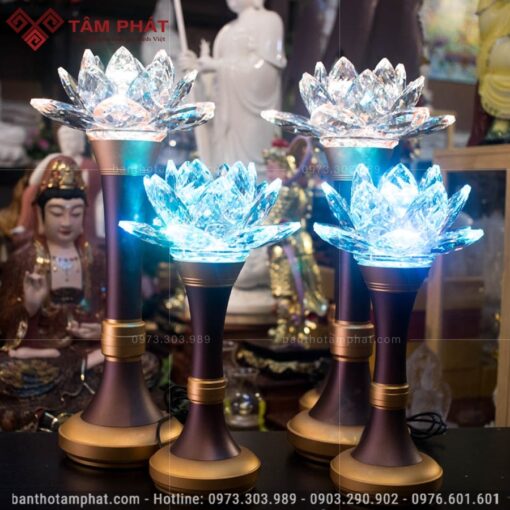 Đèn thờ hoa sen pha lê được yêu thích, có chế độ bảo hành lâu năm.