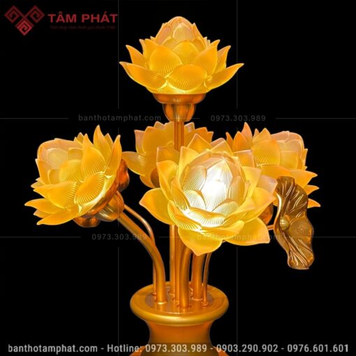 Đèn thờ hoa sen lưu ly tăng tính thẩm mỹ cho bàn thờ gia đình.