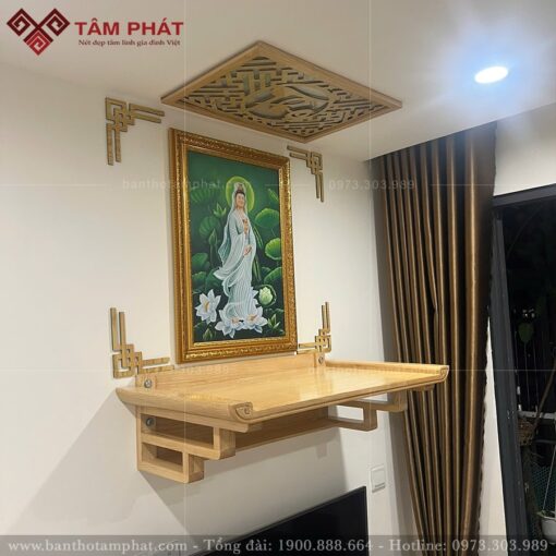 Bàn thờ chân thang, chất liệu gỗ sồi tự nhiên với màu sáng gỗ đặc trưng.