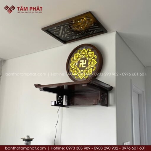 Bàn thờ treo tường chất liệu gỗ tự nhiên có độ bền cao.