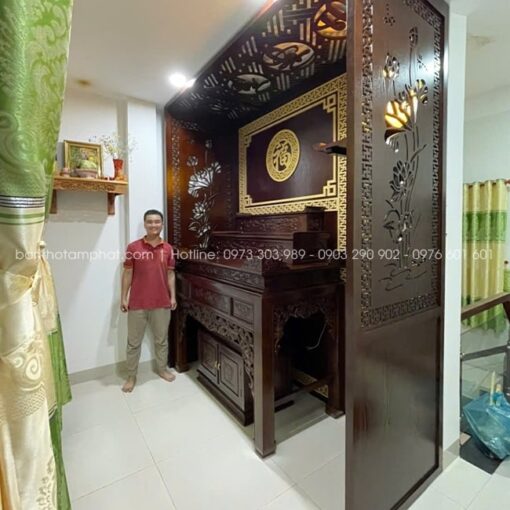 Kín đáo với vách ốp gỗ MDF và phần trang trí đơn giản.