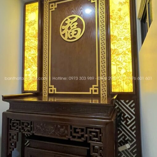 Trang trí cặp tranh trúc chỉ dọc 2 bên và các đường viền nhũ vàng nổi bật.