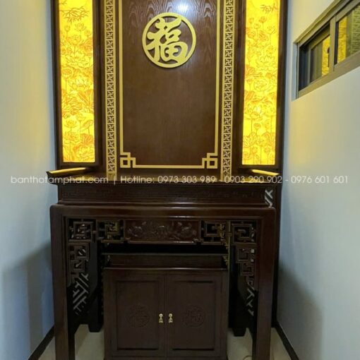Mẫu bàn thờ đứng triện sen hiện đại đáp ứng nhu cầu thờ tự của gia chủ.