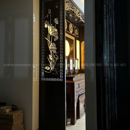 Phòng thờ được dựng kịch trần, hướng phong thủy.