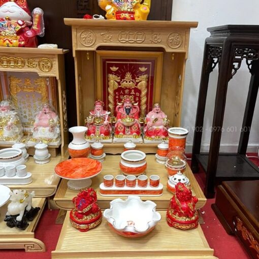 Chất liệu sứ trắng vân đá màu đỏ.