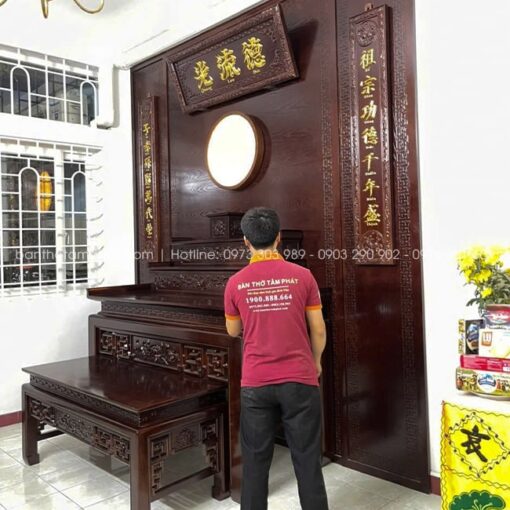 Bàn cơm tiện lợi có thể kéo ra để bày biện lễ vật và mâm cúng.