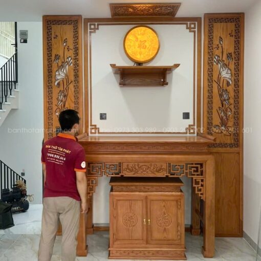 Bàn thờ treo chân thọ trang trí tranh trúc chỉ tròn tạo điểm nhấn, thay thế đèn thờ thông thường.