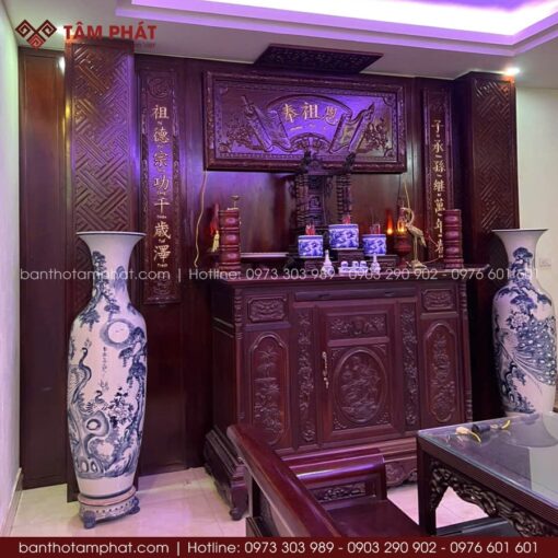 Thiết kế hài hòa với bộ hoành phi câu đối truyền thống tạo sự bề thế, uy nghi.