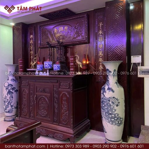 Tủ thờ có kích thước lớn, phù hợp với các không gian nhà phố, biệt thự, nhà riêng.