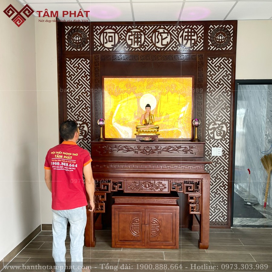 Phòng thờ luôn cân đối về màu sắc và ánh sáng