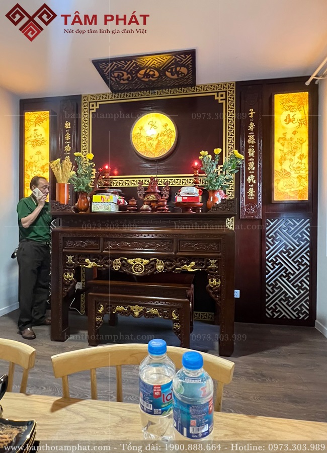 Mẫu phòng thờ gia tiên trang trí tranh trúc chỉ 