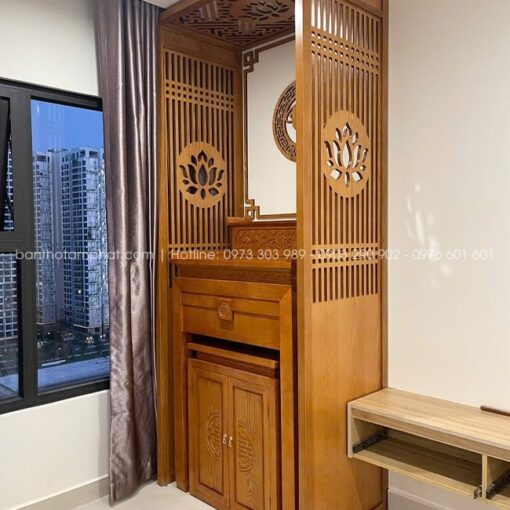 Phòng thờ bố trí gọn gàng tại phòng khách, phù hợp cho các không gian nhà cửa hạn chế.