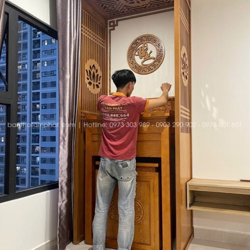 Không gian thờ vừa vặn với khuôn viên phòng khách.