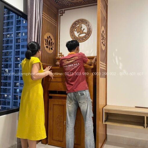 Bàn thờ đứng gỗ sồi có ngăn kéo luôn là sự lựa chọn tốt cho gia chủ có nhu cầu thờ tự lớn.