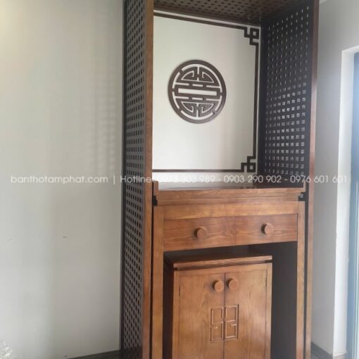 Bàn thờ đứng gỗ sồi tự nhiên có độ bền cao, ít cong vênh, mối mọt.