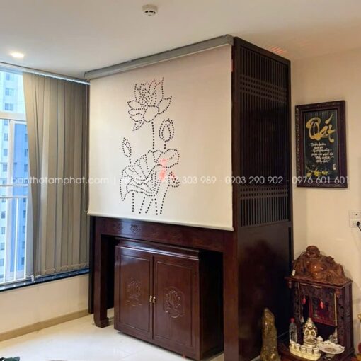 Không gian thờ kín đáo với vách ngăn CNC hiện đại.