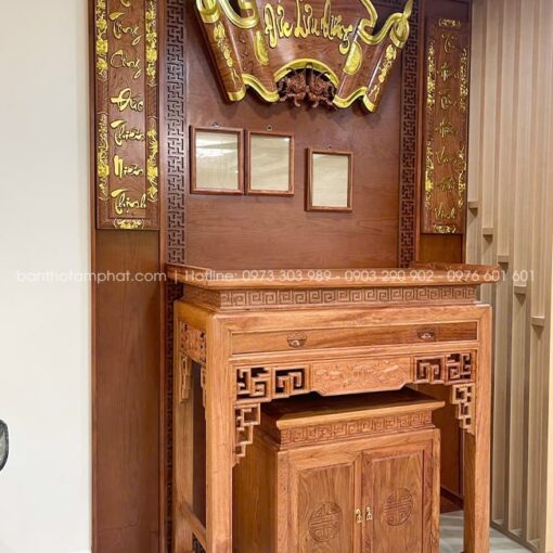 Mẫu bàn thờ đứng triện sen có ngăn kéo, đi kèm tủ cơm nhỏ tiện lợi.