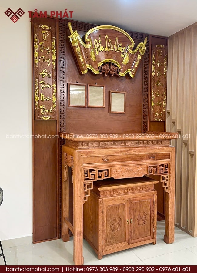 Mẫu bàn thờ đứng triện sen có ngăn kéo, đi kèm tủ cơm nhỏ tiện lợi. 