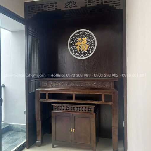 Phòng thờ BT-1682 đơn giản hiện đại có vách ngăn cách sang trọng.