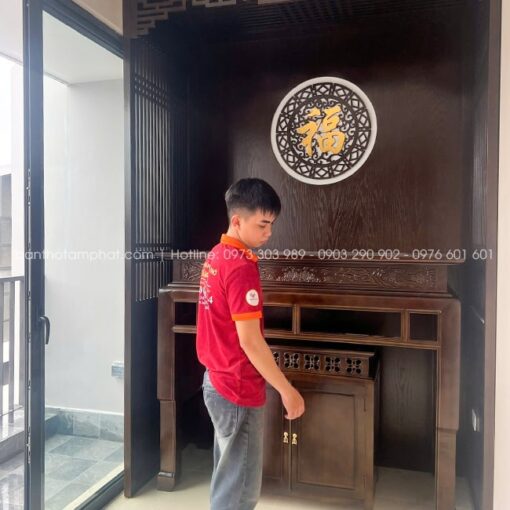 Bàn thờ đứng chắc chắn, cao 127cm vừa tầm dễ dàng cúng đơm và thắp nhang.