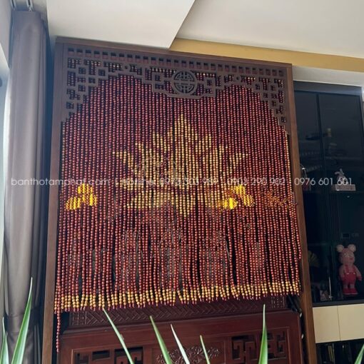 Kích thước rèm được cân đối theo bàn thờ sao cho không quá ngắn hay quá dài.